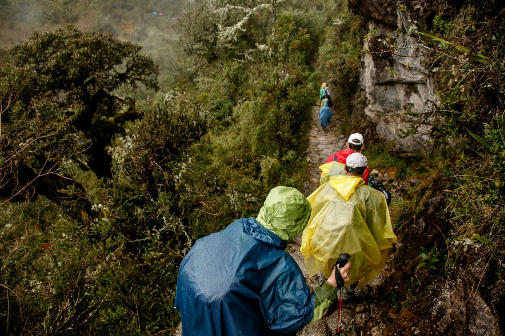 Caminando entre la Lluvia en Machu Picchu